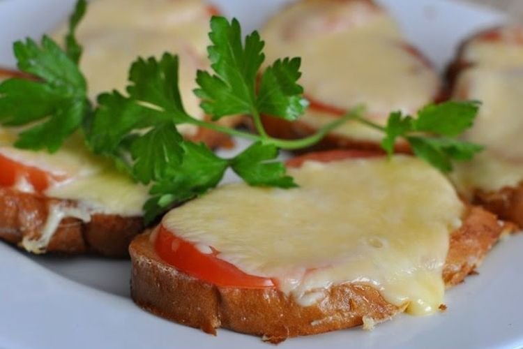 Горячие бутерброды с помидорами и сыром