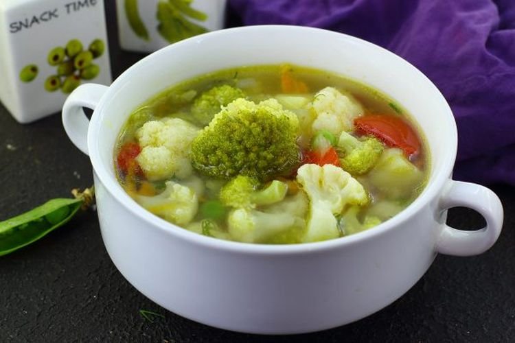 Суп с брокколи, цветной капустой и грибами
