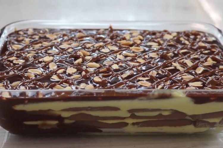 Творожный торт с печеньем и шоколадом без выпечки