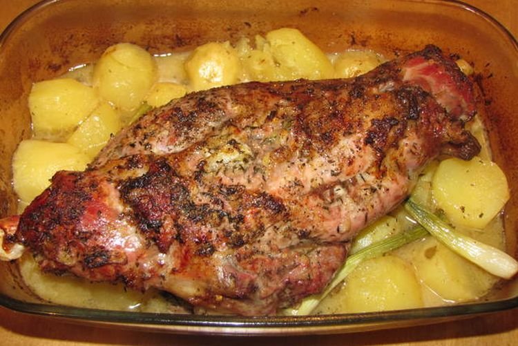 Баранья нога с картошкой и черносливом в духовке