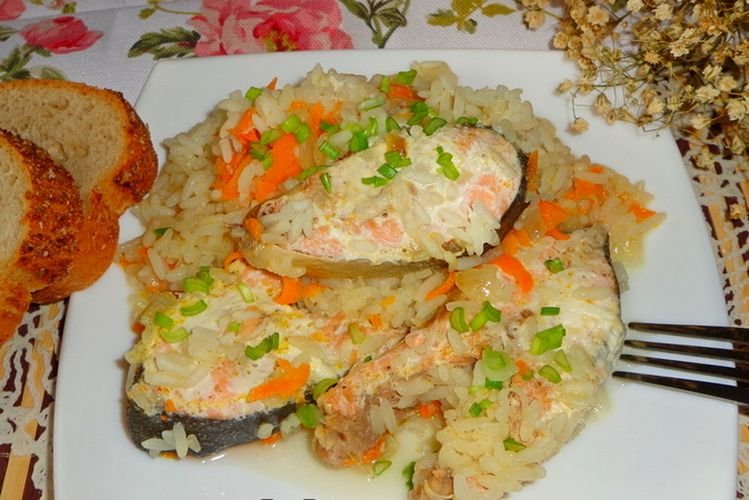 Горбуша с рисом, луком и морковкой в духовке