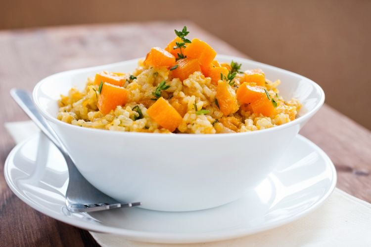 Рис с тыквой, луком и морковкой на сковороде