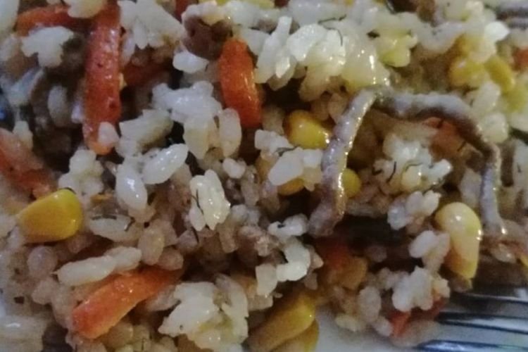 Рис с фаршем, овощами и солеными огурцами