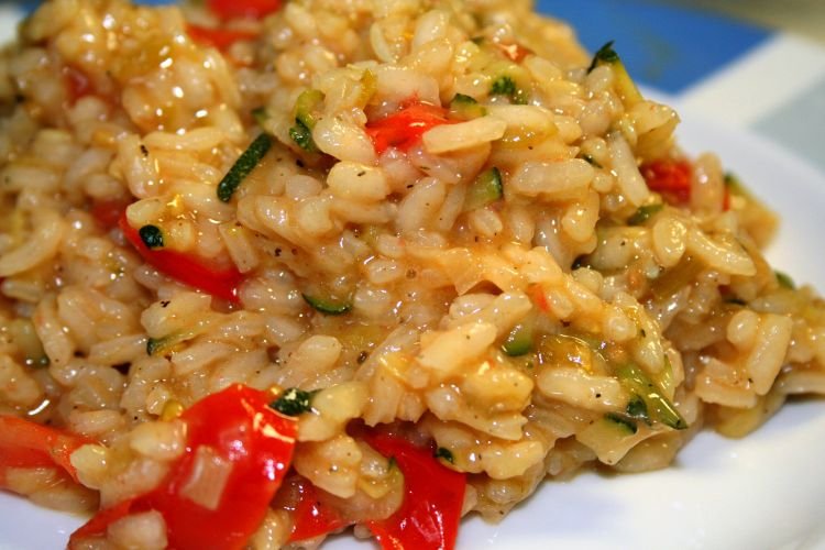 Рис с овощами и сыром на сковороде