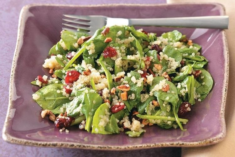 Салат с булгуром и шпинатом