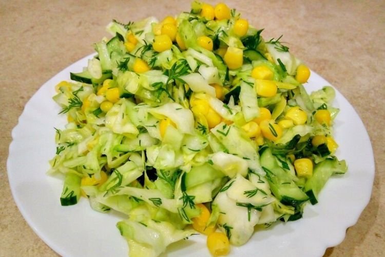 Салат с кукурузой, капустой и огурцами