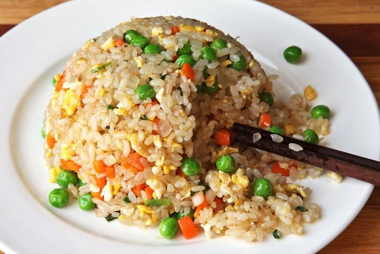 Жареный рис с омлетом и зеленым горошком