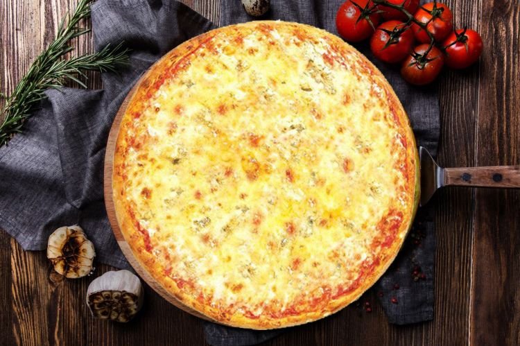 Пицца «4 сыра» из слоеного теста