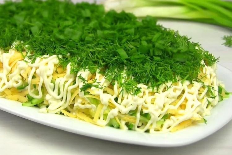 Слоеный салат с селедкой и плавленым сыром