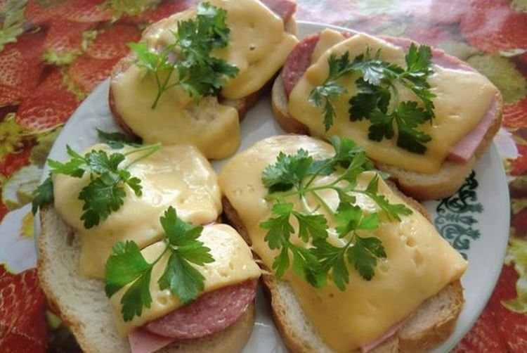 Фото горячего бутерброда с колбасой и сыром