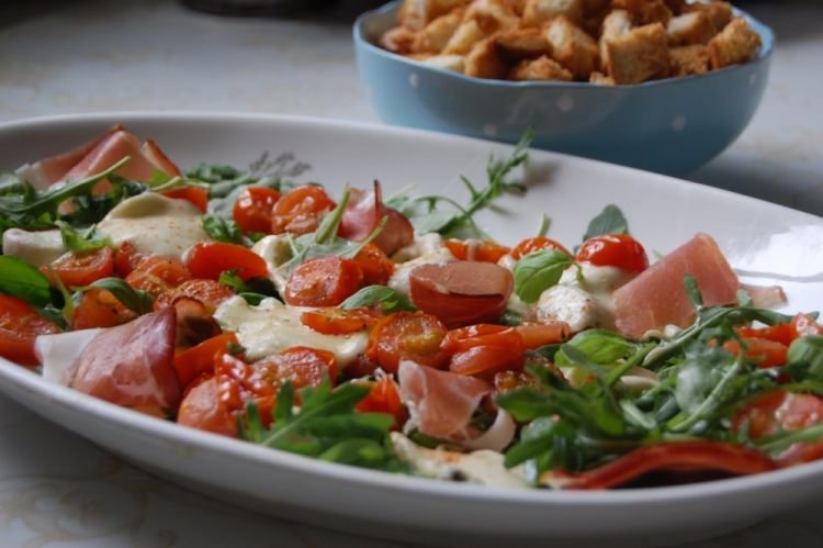20 салатов с вялеными помидорами для настоящих гурманов