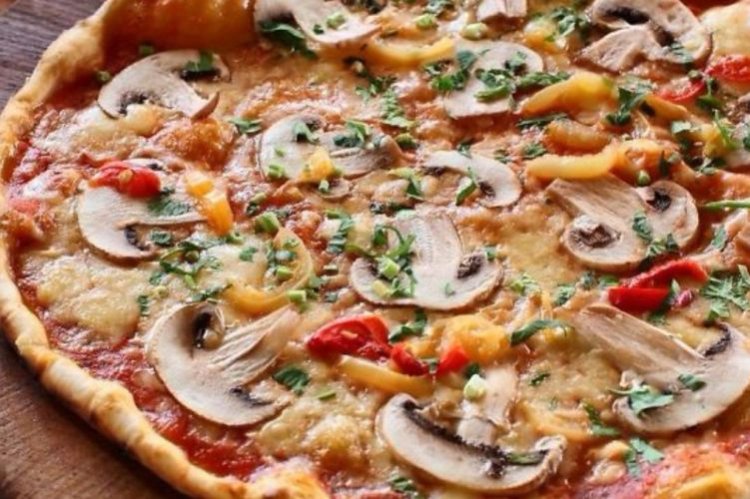 Пицца с копченой колбасой и шампиньонами