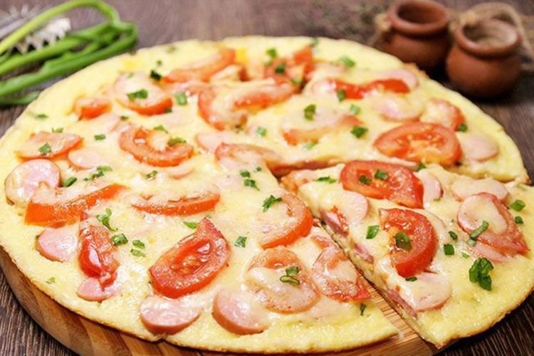 Пицца с колбасой и помидорами черри на сковороде