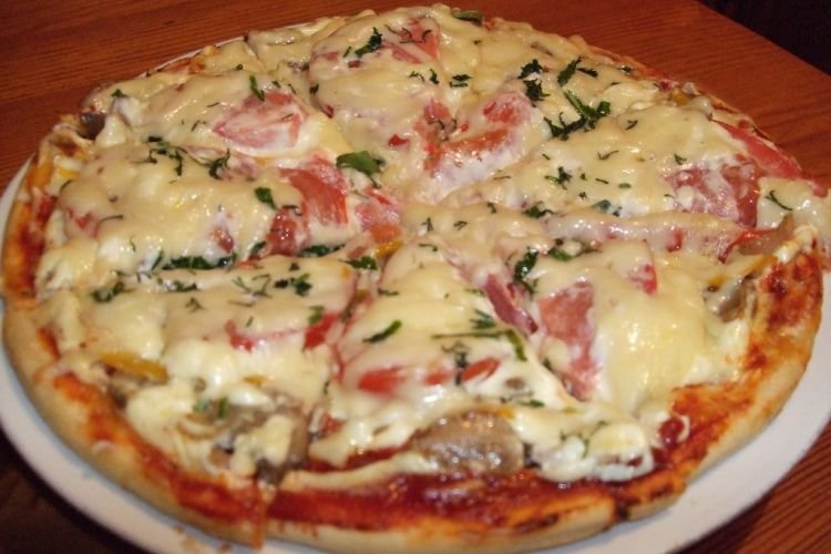 Пицца с колбасой на сковороде