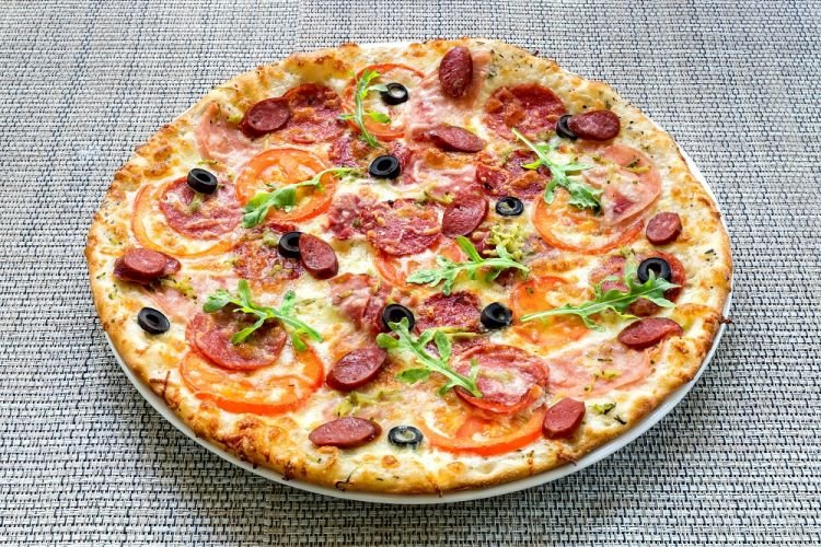 Пицца с колбасой, оливками и маслинами