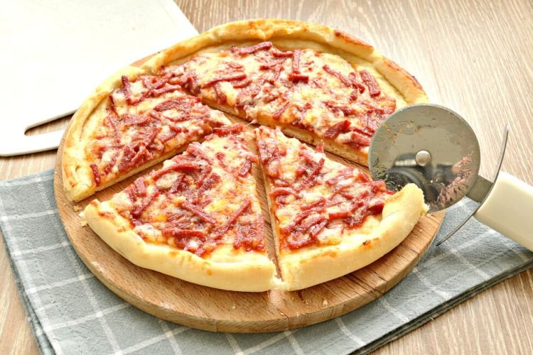 Пицца с колбасой на дрожжевом тесте