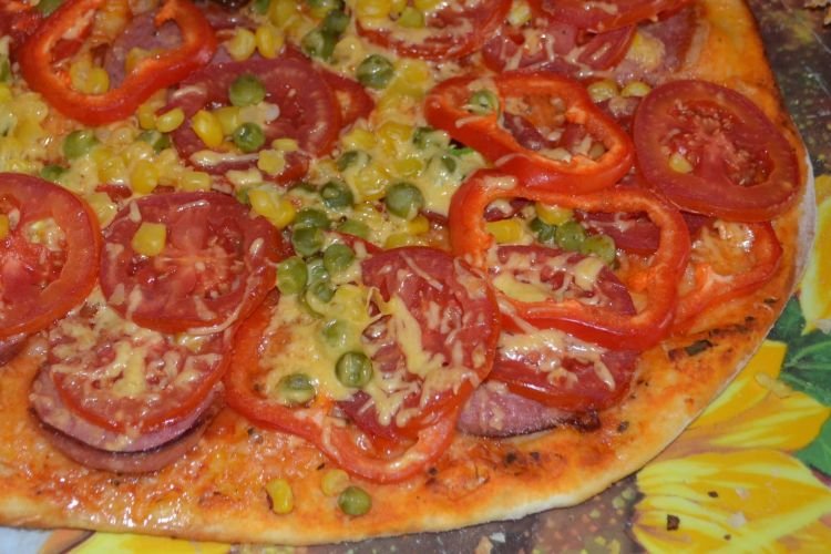Пицца с колбасой и зеленым горошком