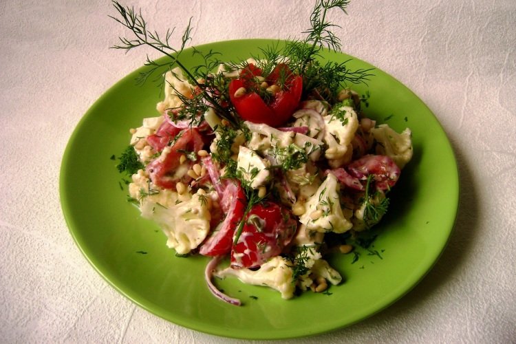 Салат с куриной грудкой и цветной капустой
