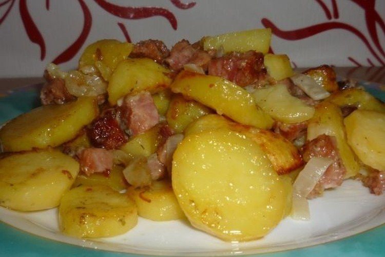 Картошка с тушенкой и кабачками