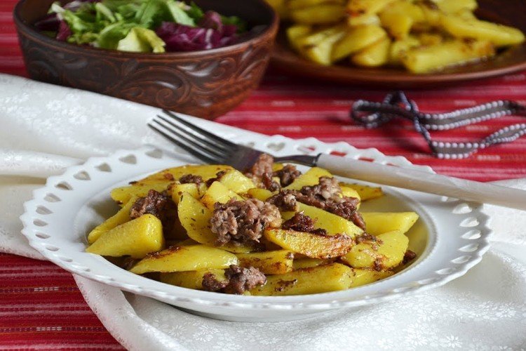 15 рецептов картошки с тушенкой, которые готовятся проще простого
