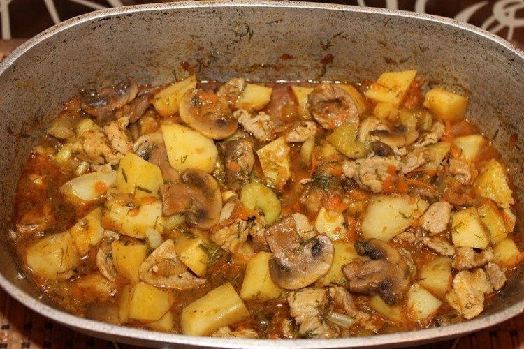 Картошка с тушенкой и грибами
