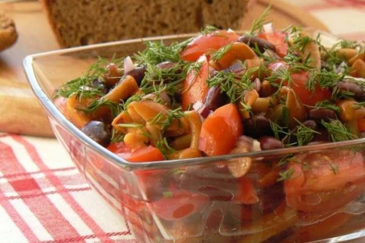 15 салатов с маринованными опятами, которые понравятся всей семье