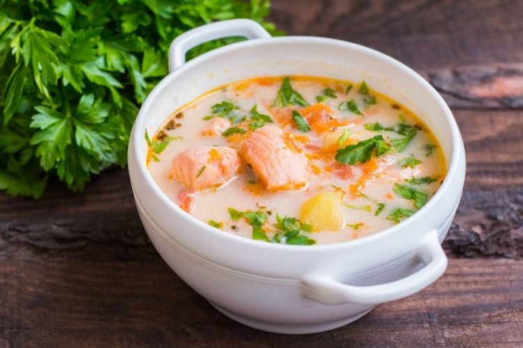 Суп с лососем и креветками