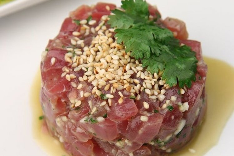 Тартар из тунца с рыбным соусом