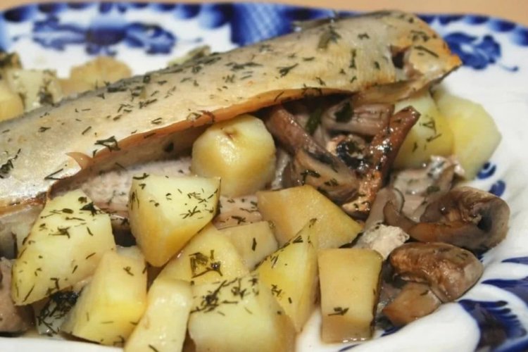 Рыба с картошкой и грибами в духовке