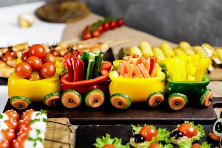 Поезд из овощей и фруктов