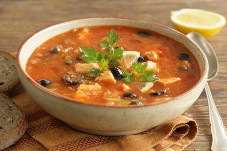 Томатный суп с форелью и оливками