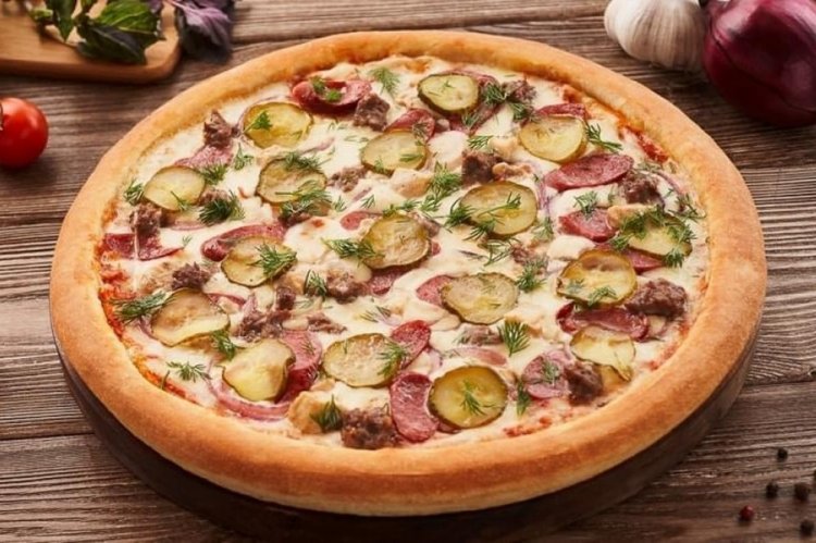 Пицца с колбасой и томатным соусом