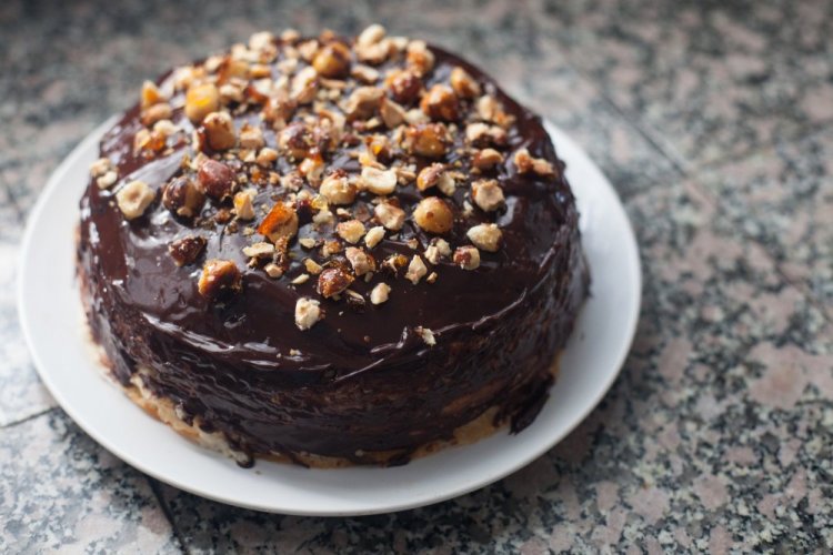 Шоколадный торт с орехами в глазури