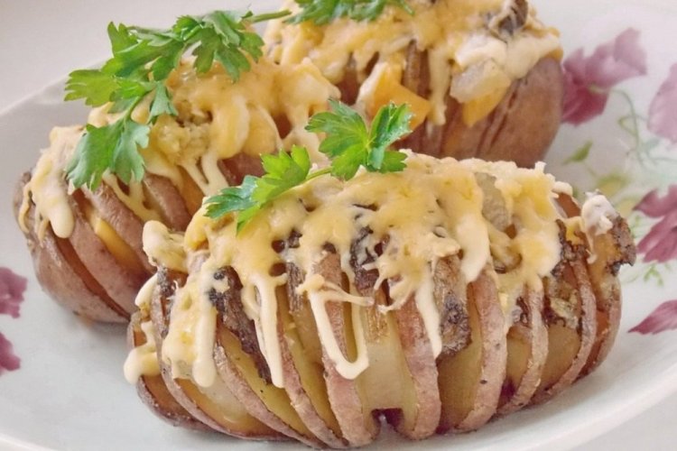 Картошка с беконом и грибами в духовке