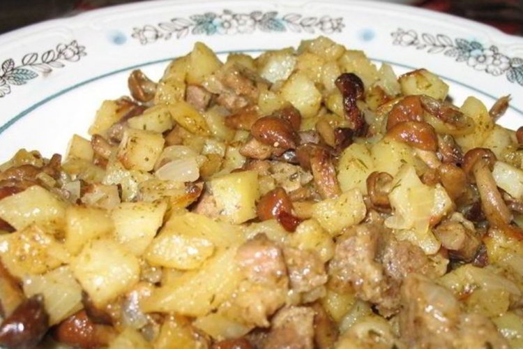 Жареная картошка с опятами и свининой