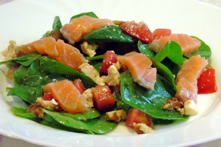 Салат со шпинатом и лососем