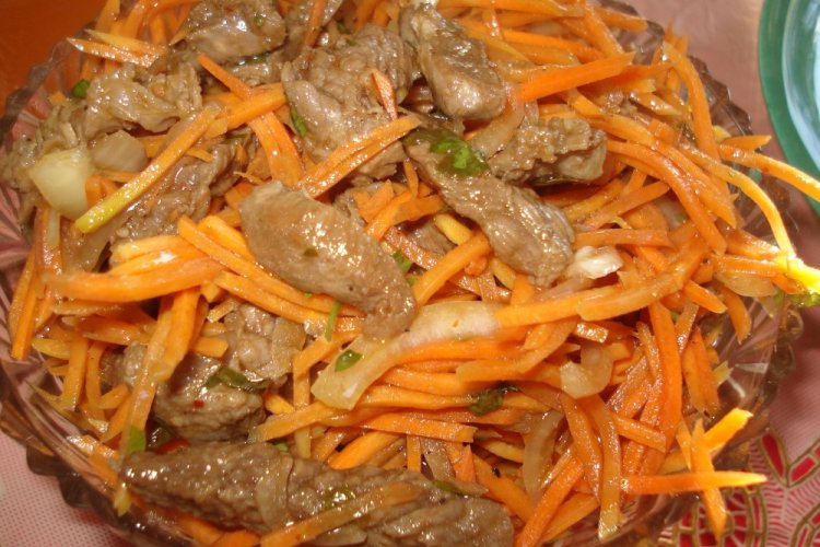 Салат со свининой и морковью