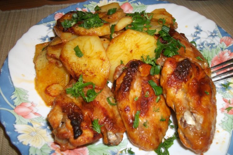 Куриные крылышки с картошкой и сливками