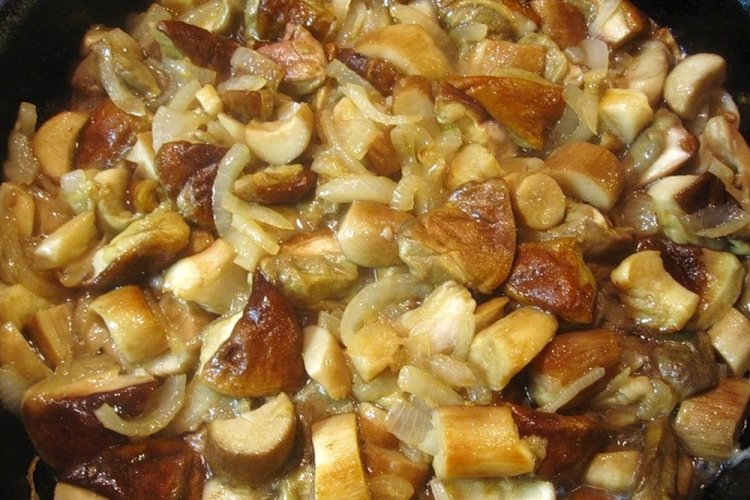 Лесные грибы в сметане на сковороде: пошаговый рецепт