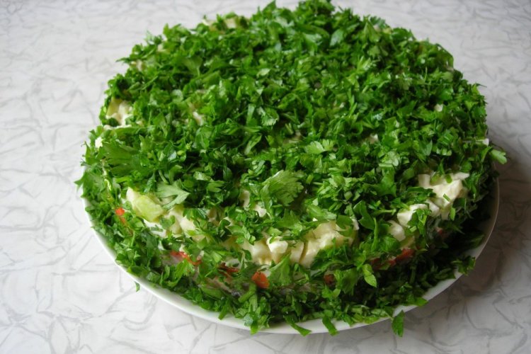 Слоеный салат с ветчиной и овощами