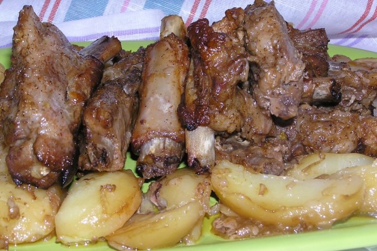 Как приготовить свиные ребрышки в духовке с картошкой в рукаве