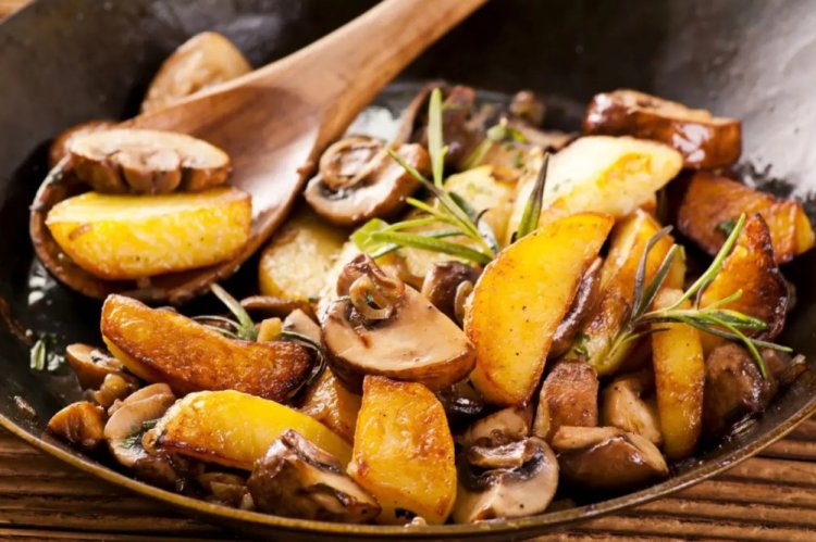 Картошка по-деревенски с грибами на сковороде