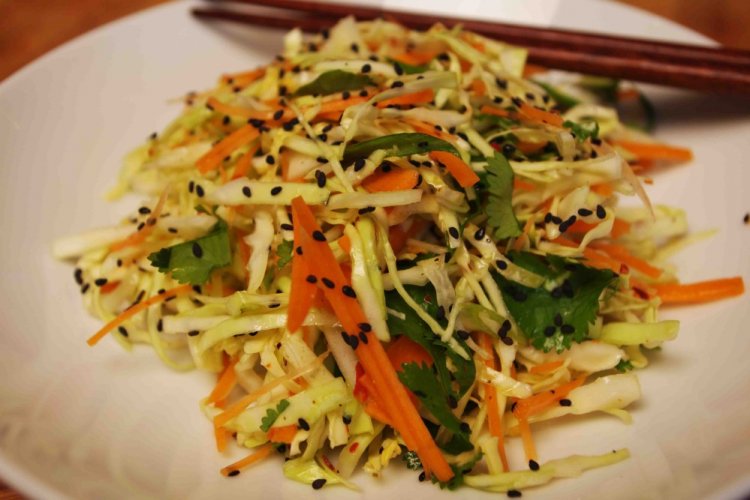 Салат с капустой, корейской морковью и нутом