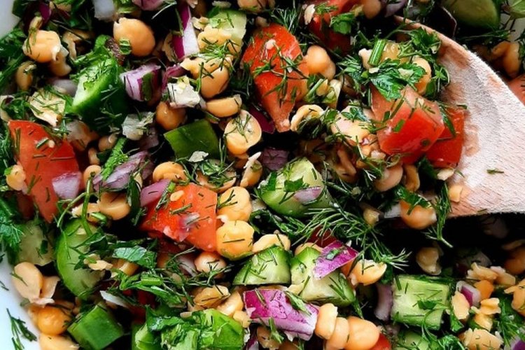 Салат с овощами и нутом