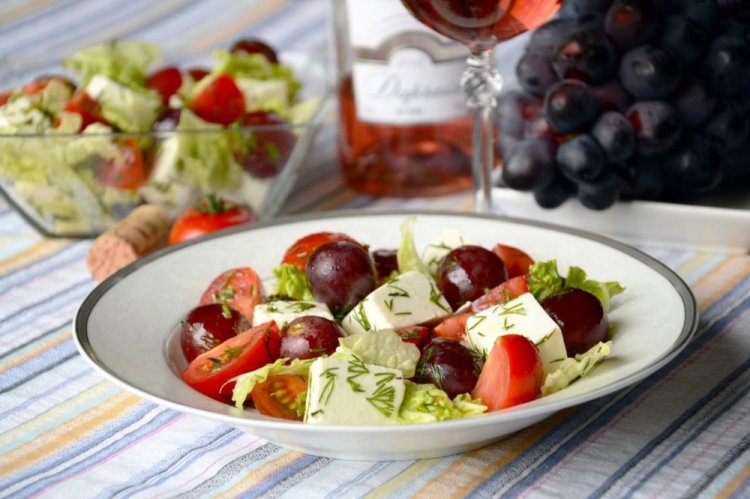 Салат с виноградом и сыром фета