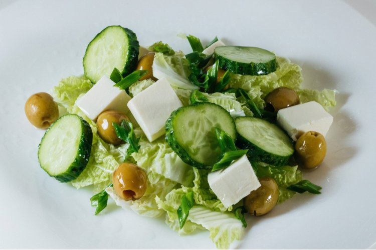 Салат с огурцами, оливками и сыром фета