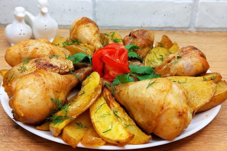 Вкусные куриные ножки с картошкой — простой рецепт