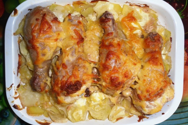 Куриные ножки с картошкой под сыром в духовке