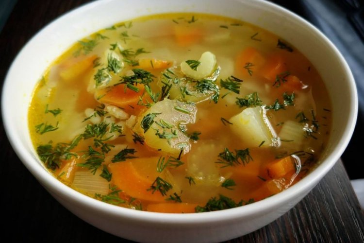Овощной суп с сельдереем, солеными огурцами и рисом