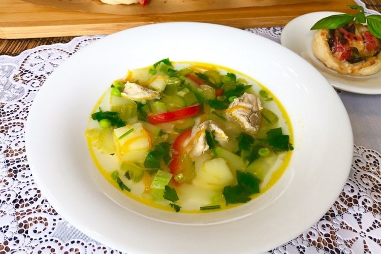 Суп со свининой, зеленым горошком и сельдереем